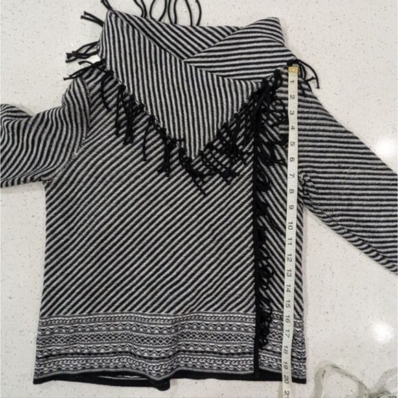 Chico's Woman Black White Striped Cardigan Wrap Sweater Fringe Shawl Neck M/8 - Picture 5 of 9
